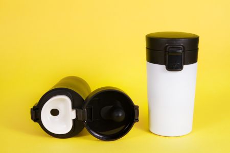 Термокружка  0.3 л белая с защелкой и присоской  нержавеющая сталь / пластик